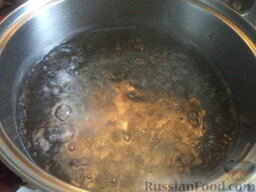 Суп с галушками: Вскипятить 2 л воды (или бульона).
