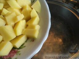 Суп с галушками: В кипяток добавить очищенный нарезанный кубиками карто­фель.