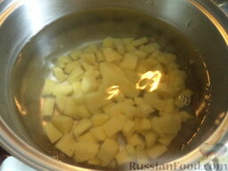 Суп с галушками: Довести до кипения, затем проварить картофель 7 минут на небольшом огне, под крышкой.