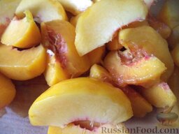 Варенье из персиков: Нарезать персики дольками.