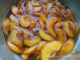 Варенье из персиков: Затем осторожно выложить в него подготовленные персики. Довести до кипения.