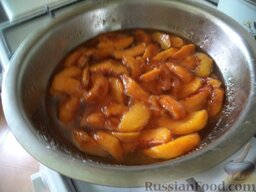 Варенье из персиков: Варить варенье из персика дольками на маленьком огне в течение 5 минут. В конце варки добавить лимонную кислоту.