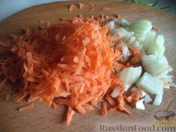 Печень говяжья в сметане: Очистить и вымыть  лук и морковь. Лук мелко нарезать, морковь натереть на крупной терке.