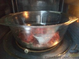 Печень говяжья в сметане: Подготовленную печень выложить в горячую форму с разогретым растительным маслом. Обжаривать печень с каждой стороны по 1 минуте при 100% мощности.