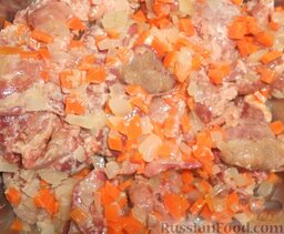 Печень куриная в сметане: Затем в кастрюлю добавить куриную печень, слегка перемешать ее с луком и морковью.