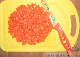 Печень куриная в сметане: Морковь тоже почистить, помыть холодной водой и мелко нарезать.