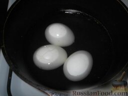 Салат Мимоза (почти классика): Как приготовить салат Мимоза:    Первым делом отправляем масло в морозилку (лучше заранее) и ставим яйца вариться. Яйца варим 5 минут (вкрутую).