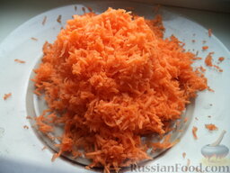Салат «Обжора»: Чистим, моем морковь. Натираем морковь на мелкой тёрке.