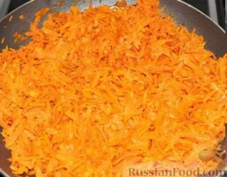Салат «Обжора»: В сухую сковороду выкладываем морковь. Пассеруем морковь на сковороде, помешивая, на среднем огне так, чтобы она только стала мягкой (1-2 минуты). Оставляем остывать.