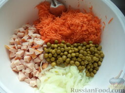 Салат «Обжора»: Выкладываем в миску морковь, курицу, горошек, лук.
