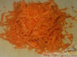 "Просто рыба" с сыром: Морковь очищаем, моем и трем на крупной терке.