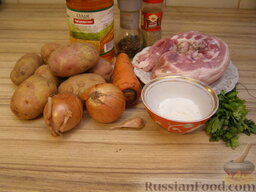 Тушеные свиные ребрышки с картошкой: Как приготовить тушеные свиные ребрышки с картошкой:    Сначала нужно подготовить все ингредиенты: мясные свиные ребра, картофель, морковку, лук, чеснок, масло, соль, специи, зелень.