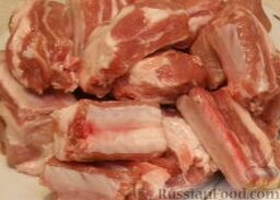Тушеные свиные ребрышки с картошкой: Свиные ребра при необходимости порубить, вымыть, разрезать.