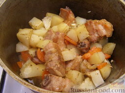 Тушеные свиные ребрышки с картошкой: Через 20 минут после добавления картофеля добавить в тушеные свиные ребрышки давленый или резаный чеснок. Тушить свиные ребрышки с картошкой еще 10 минут.