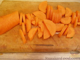 Тушеные свиные ребрышки с картошкой: Почистить морковь и нарезать ее полукруглыми ломтиками.