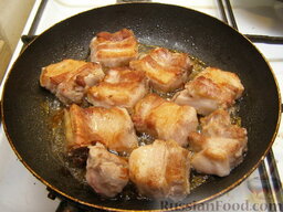 Тушеные свиные ребрышки с картошкой: В сковороде разогреть масло.  Ребрышки обжарить с двух сторон на сильном огне до золотистой корочки (3-4 минуты с каждой стороны), посолить. Переложить ребрышки в казан или кастрюлю с толстым дном.