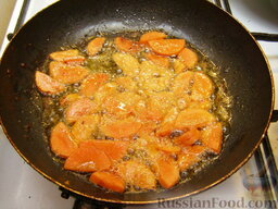 Тушеные свиные ребрышки с картошкой: В этой же сковороде обжарить морковь до золотистого цвета (3-5 минут). Масло можно не добавлять.