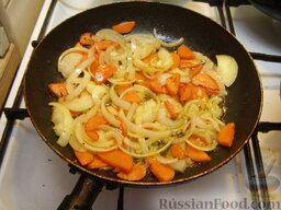 Тушеные свиные ребрышки с картошкой: Затем добавить лук и обжаривать овощи еще 3-5 минут на не очень сильном огне.