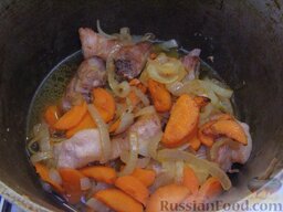 Тушеные свиные ребрышки с картошкой: Лук с морковью добавить к мясу, налить немного кипяченой воды, соль и тушить около 20 минут под крышкой.