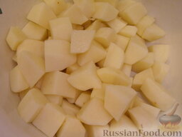 Тушеные свиные ребрышки с картошкой: Пока ребрышки тушатся, картофель очистить, нарезать небольшими кубиками (с ребром около 2 см).