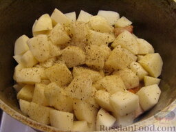 Тушеные свиные ребрышки с картошкой: Картофель добавить в кастрюлю к мясу. Добавить пряности и тушить ребрышки с картошкой еще 20 минут. Воду больше не добавлять!