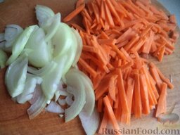 Куриные желудочки с овощами: За это время чистим, моем и режем соломкой морковку и лук.