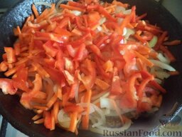 Куриные желудочки с овощами: По истечении 40 минут к желудочкам добавляем морковь, перец и лук.