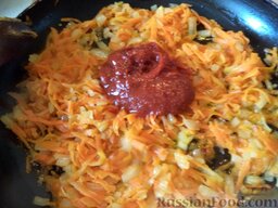 Лагман (узбекская кухня): Затем добавить томат-пасту. Перемешать.  Вместо томат-пасты можно добавить помидоры. Для этого их нужно очистить от кожуры и измельчить.