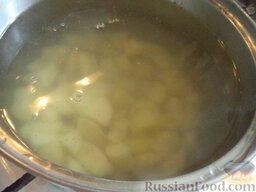 Лагман (узбекская кухня): Налить в кастрюлю 2 л воды. Довести до кипения.   Опустить картофель в кипяток. Картофель отварить до готовности, около 20 минут.