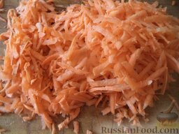 Лагман (узбекская кухня): Пока варится картофель, морковь почистить, помыть, натереть на крупной терке.