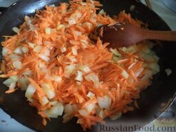 Лагман (узбекская кухня): Разогреть сковороду, налить растительное масло. Выложить лук и морковь. Пассеровать, помешивая, 2-3 минуты.