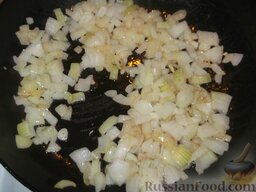«Ленивые» голубцы: На сковороде нагреть растительное масло. На растительном масле обжарить мелко нарезанный лук (5 минут).