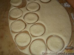 Берлинские пончики: Круглой формой (диаметром ≈ 7 см) выдавить кружки теста. Кружки еще раз накрыть и поставить в теплое место, пока тесто еще больше не подойдет (≈ 15 мин).