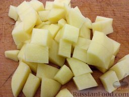 Суп картофельный с клецками: Картофель очистить, вымыть, нарезать кубиками.