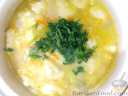 Суп картофельный с клецками: Выключить суп, добавить зелень и дать супу немного настояться (10-15 минут).