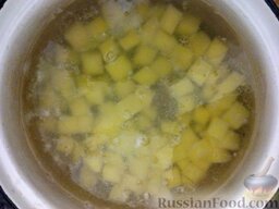 Суп картофельный с клецками: Вскипятить в кастрюле воду, добавить нарезанный картофель. Варить до полуготовности на среднем огне (примерно 10 минут).