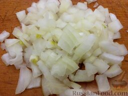 Суп картофельный с клецками: Лук очистить, вымыть, нарезать мелко.