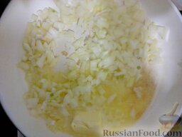 Суп картофельный с клецками: Разогреть сковороду, растопить в ней сливочное масло, добавить лук. Пассеровать (обжарить) лук на сливочном (или на растительном) масле на среднем огне (3-4 минуты).