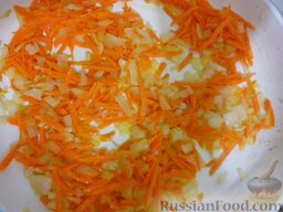 Суп картофельный с клецками: К луку добавить морковь и слегка обжарить, помешивая (2-3 минуты).