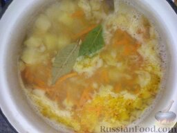 Суп картофельный с клецками: Лук с морковью добавить в кастрюлю с картофелем, посолить, добавить лавровый лист и варить 5-7 минут.
