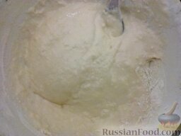 Суп картофельный с клецками: Молоко вылить в миску, посолить,  понемногу добавить муку (тесто должно быть как сметана), хорошо перемешать до однородности.
