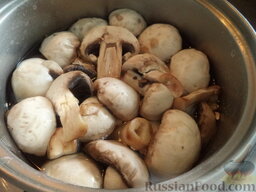 Маринованные шампиньоны: В кипящую воду кладем грибы и варим их минут 10.