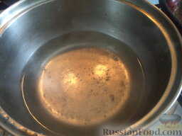 Маринованные шампиньоны: В это время завариваем маринад. Воду, уксус, сахар и соль в одной посуде вскипятили.