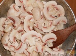 Шампиньоны в сметанном соусе: Затем положить грибы.