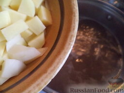 Грибной суп с крупой: В бульон добавить картофель, нарезанный кубиками, поджаренные овощи, лук, соль, сваренные грибы.