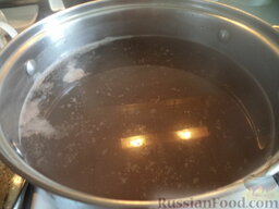 Грибной суп с крупой: Процедить сваренный грибной бульон. Крупу положить в бульон и варить до готовности на небольшом огне под крышкой (около 20-30 минут).