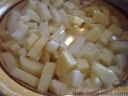 Грибной суп с крупой: Картофель очистить, вымыть, нарезать кубиками.