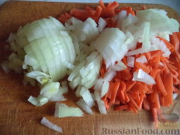 Грибной суп с крупой: Очистить, вымыть лук и морковь.  Нарезать соломкой.