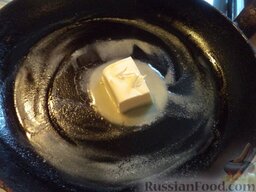 Тыква под молочным соусом: Приготовление молочного соуса. Разогреть сковороду, выложить сливочное масло. Растопить.