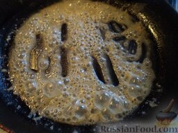 Тыква под молочным соусом: Добавить муку. Муку, непрерывно помешивая, обжарить на масле до кремового цвета (1-2 минуты).
